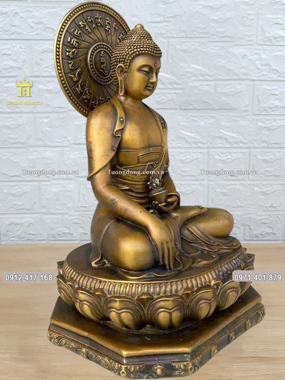Hình ảnh nhìn nghiêng của bức tượng đồng